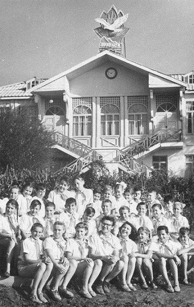Illustration for article titled Salute your borscht — scenes from Soviet summer camps